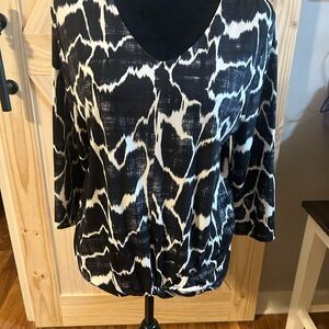 Chico's Black & White V-Neck Abstract Print Blouse